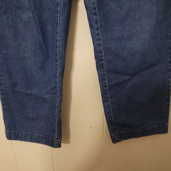 L.L Bean Women’s Classic Fit Medium Wash Denim Jeans Size 4R - Picture 3 of 7